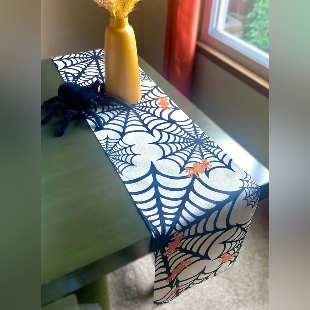 Halloween Decor Creepy Crawly Spiders in Spider Webs 72" Table Runner New